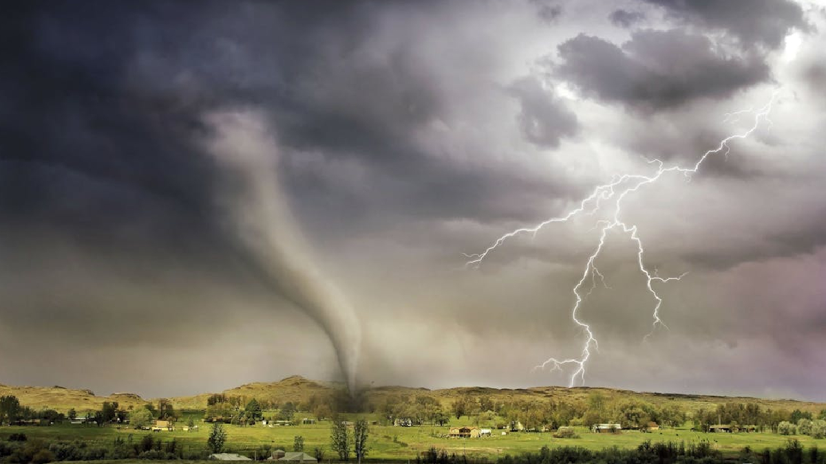 Essa rápida intensificação gera ventos muito fortes, capazes de derrubar árvores, torres de transmissão e comprometer estruturas altas - (Ralph W. lambrecht/Pexels)