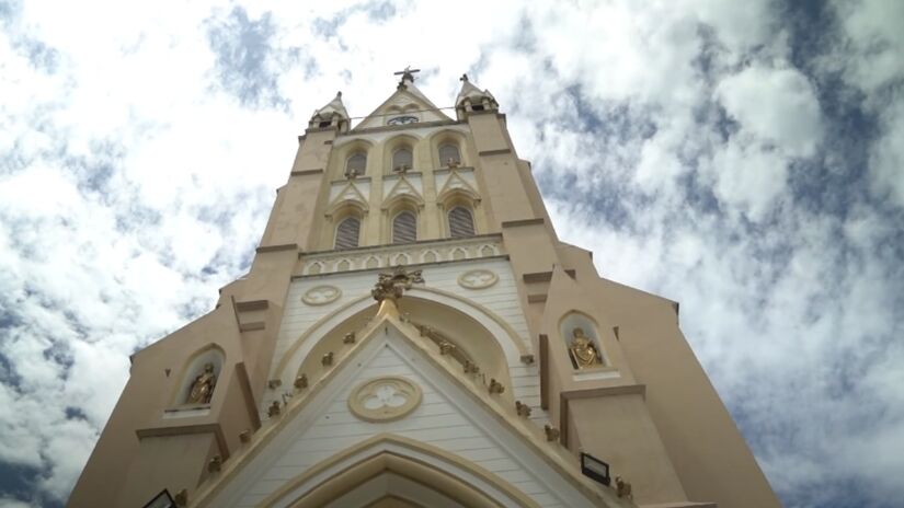 Igreja do Rosário e mais de 40 capelas espalhadas entre as áreas urbana e rural.