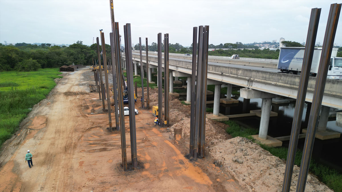 Ao todo, serão utilizadas 3.306 estacas de fundação na construção. Somadas, elas atingem cerca de 40 quilômetros de profundidade, equivalente a 35 vezes a altura do Pico do Jaraguá, ponto mais alto da cidade de São Paulo. - Formula Group/SPMAR divulgação