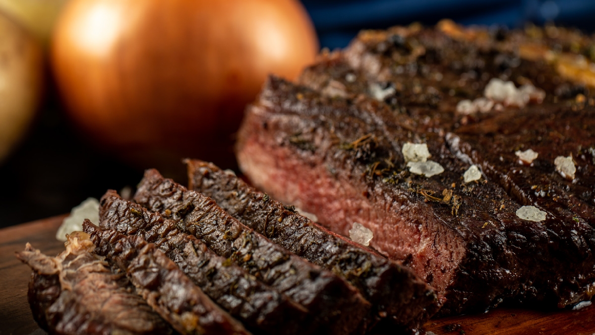 Já o contrafilé (lombar) é extremamente versátil e valorizado por sua capa de gordura, que garante o aroma e o sabor clássicos do bife de tira - (Azerbaijan Stockers/Freepik)