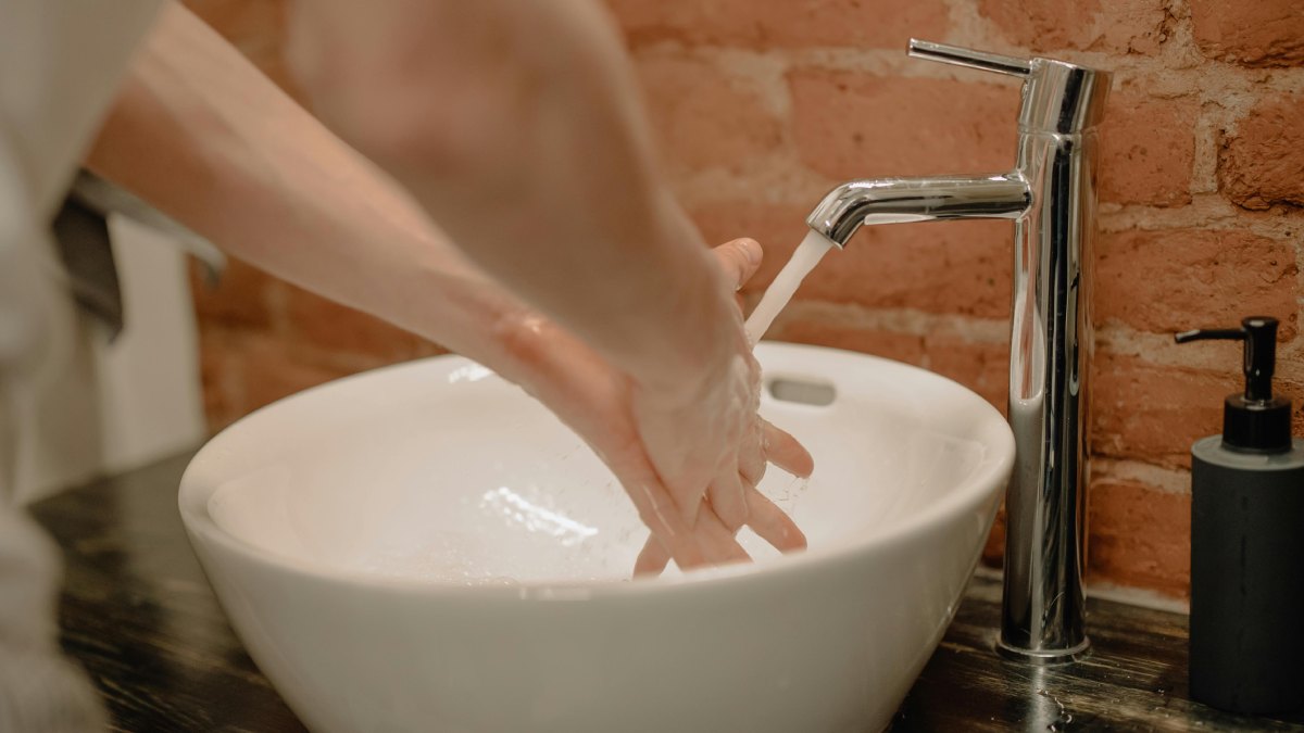 Para aliviar o desconforto por mais tempo, o ideal é realizar uma lavagem nasal com soro fisiológico, feita com seringa ou dispositivos próprios (Fotos: Pexels)