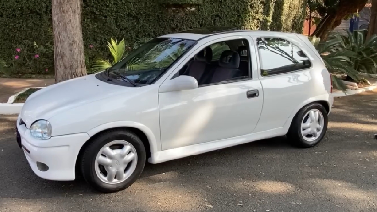 Chevrolet Corsa GSi: lançado em 1994, trouxe modernidade e a popularização da injeção eletrônica nos carros de entrada. O modelo de 1995 está R$ 22.264 - (Reprodução)