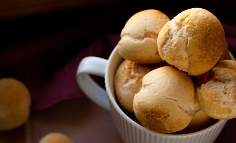 O pão de queijo é uma das receitas mais comuns para começar o dia (Foto: Magnific)