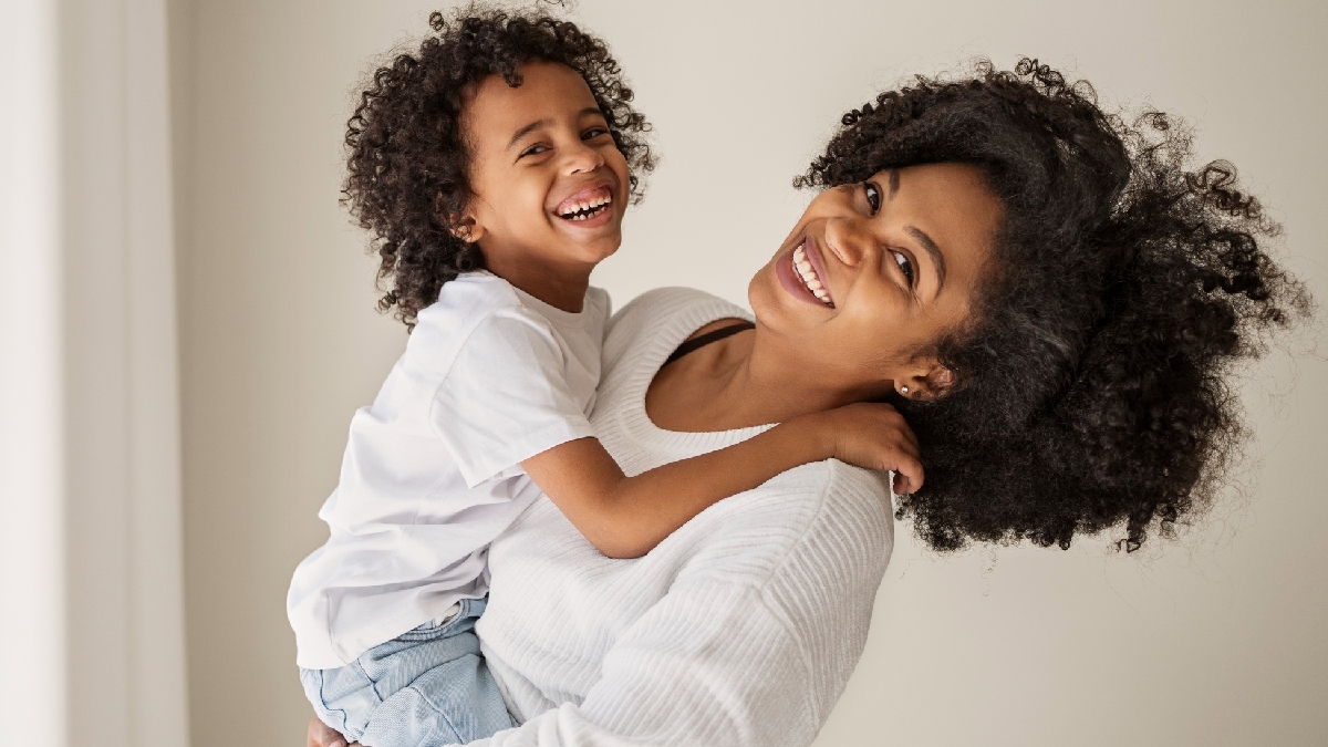 Hoje, o Dia das Mães permanece como um pilar de afeto e consumo, unindo a tradição de reunir famílias com o movimento bilionário de presentes - (Freepik)