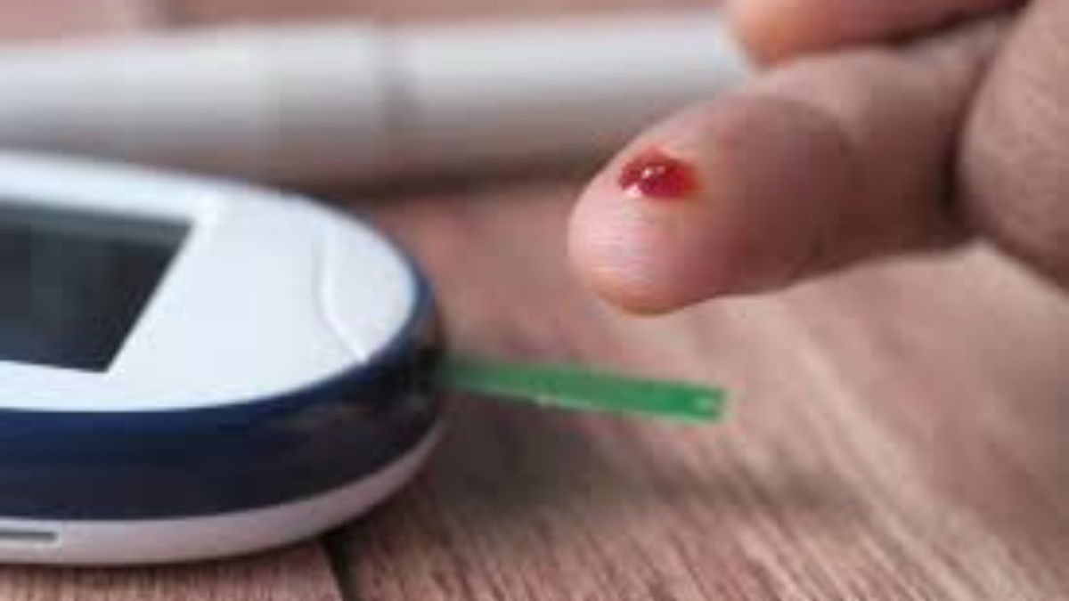 A tira de teste recebe uma pequena amostra de sangue e permite que o aparelho estime a concentração de glicose (Foto: Pexels)