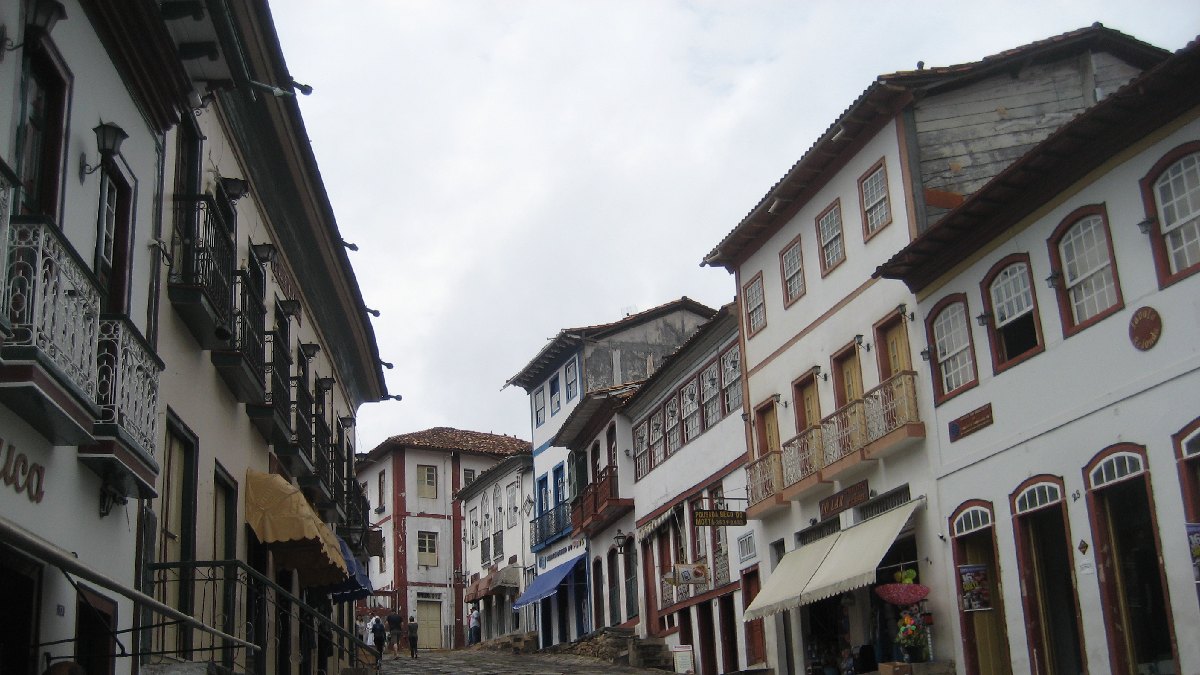 Diamantina (MG): Com suas ruas de pedra e casarões coloniais preservados, a histórica cidade mineira encanta os visitantes com o clima de serra e a tradicional Vesperata. Foto: Wikimedia Commons