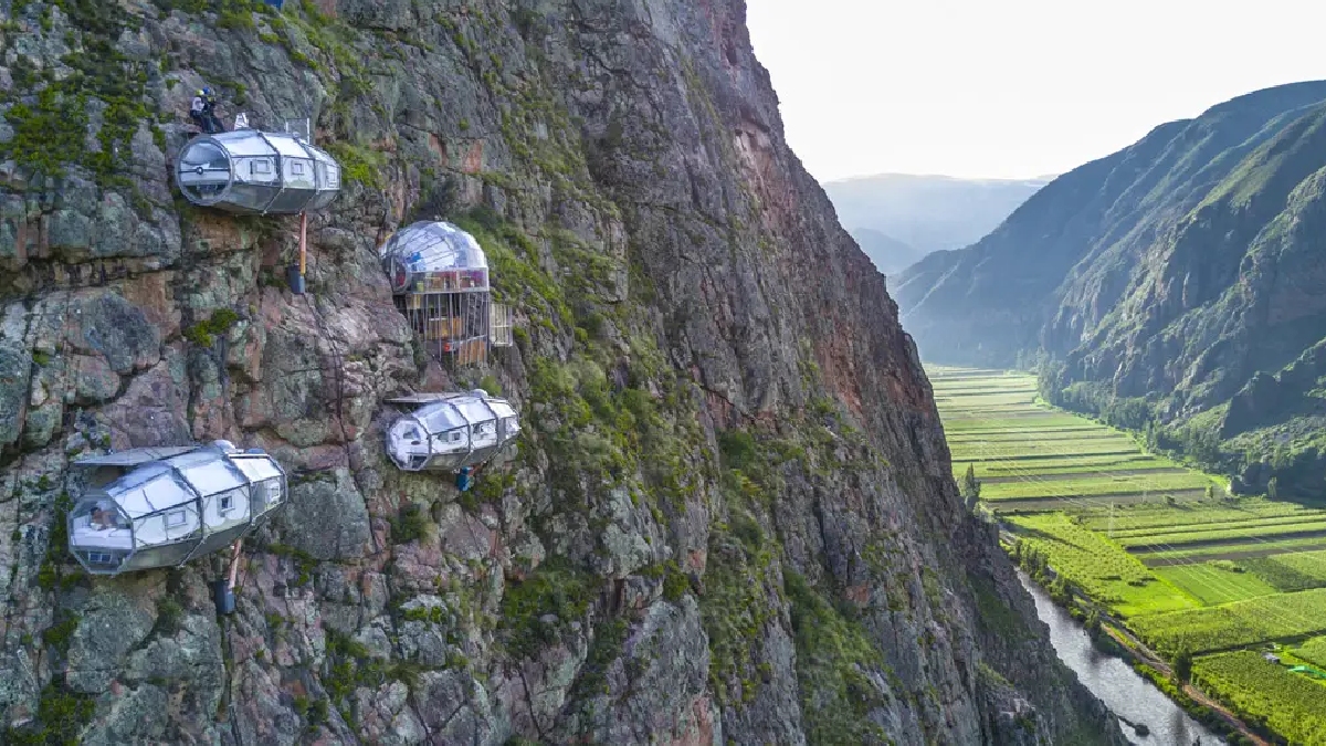 Situado a cerca de uma hora e meia de Cusco, o hotel desafia os limites do conforto ao pendurar cápsulas de vidro em um penhasco vertical - (Divulgação/Skylodge Adventure Suites)