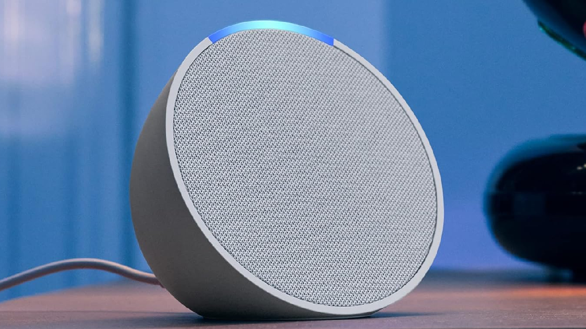 O sistema inteligente da Alexa é quase um sinônimo de praticidade no dia a dia em casa. O equipamento pode ficar em qualquer lugar da casa e recebe comandos de voz para responder dúvidas ou reproduzir músicas - (Reprodução/Amazon)