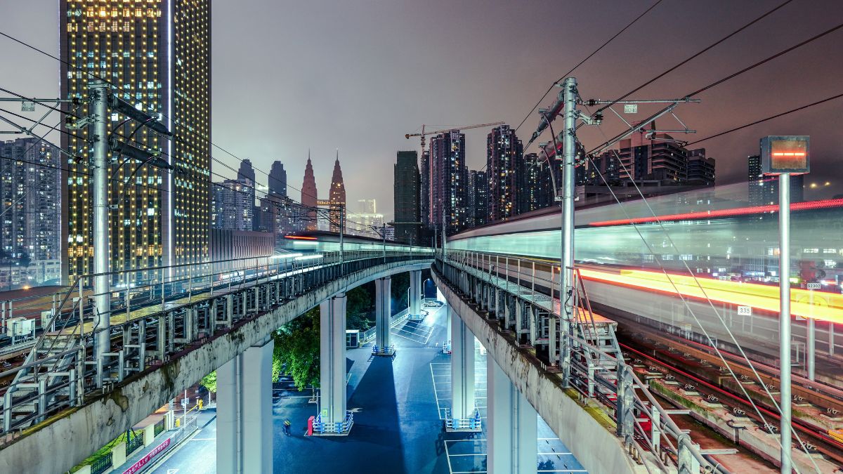 O transporte sobre trilhos também ajuda a explicar por que Chongqing virou referência quando o assunto é cidade construída em camadas (Foto: Rukia_CQ / Pixabay)