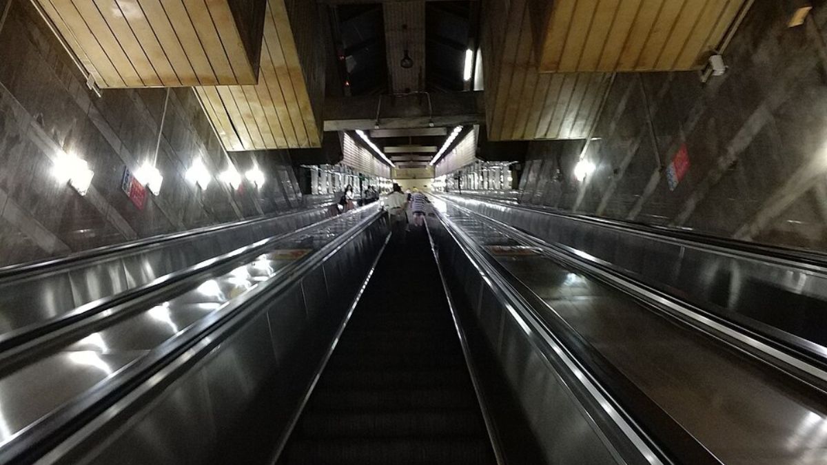 A Crown Escalator mostra como Chongqing já incorporava escadas rolantes à mobilidade urbana antes da nova obra em Wushan (Foto: Siyuwj / Wikimedia Commons)