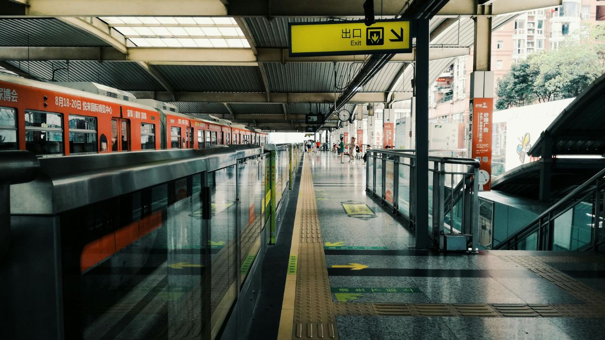 A rede de transporte da cidade combina metrô, trens, escadas e passagens para lidar com uma geografia pouco convencional (Foto: Tinny HU / Pexels)