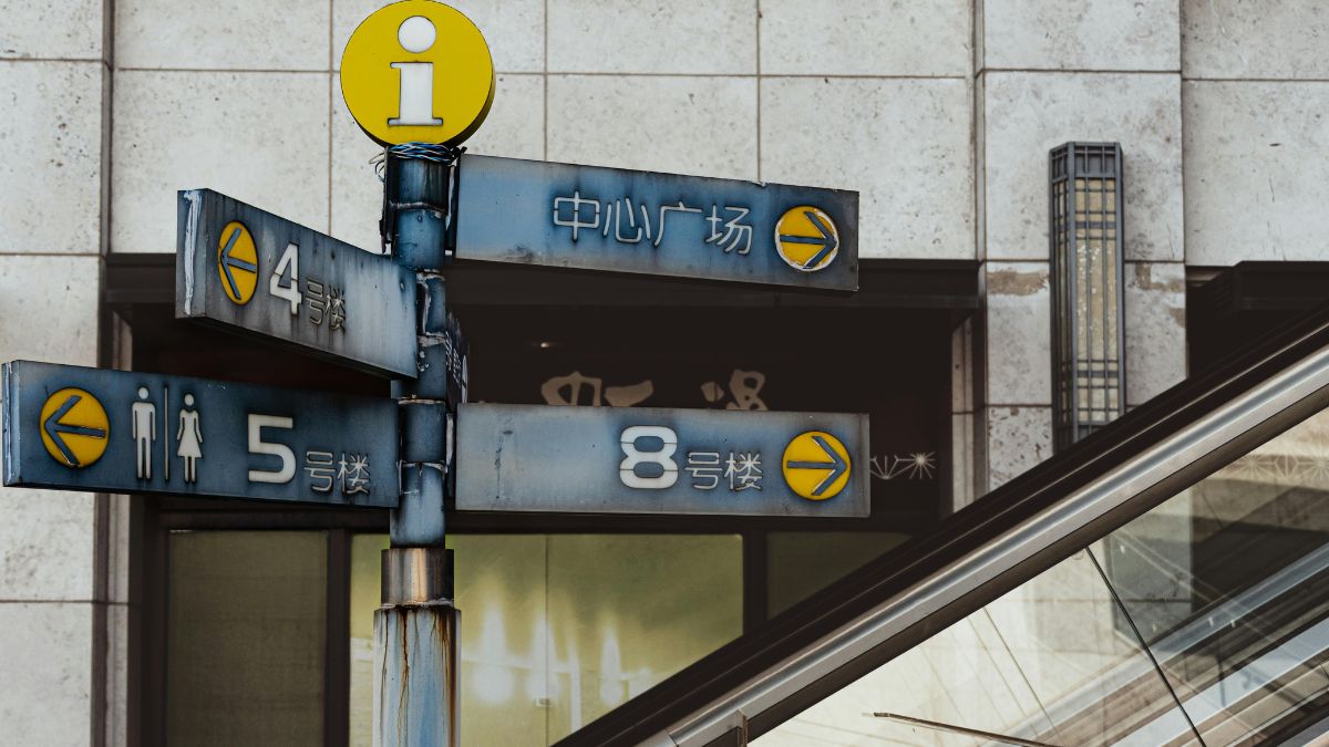 Em cidades densas, escadas rolantes também ajudam a organizar fluxos de pedestres em áreas comerciais e de transporte (Foto: 女子 正真 / Pexels)