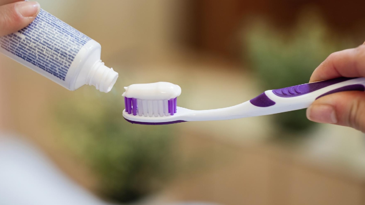 Além disso, evite escovar os dentes logo após consumir bebidas ácidas, o ideal é esperar cerca de 30 minutos - (Drazen Zigic/Freepik)
