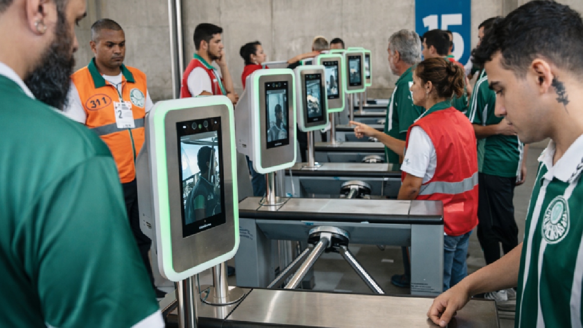 Além disso, a tecnologia colabora com o sistema Muralha Paulista parceria entre o Governo de São Paulo e os clubes, em que mais de 280 foragidos da Justiça já foram detidos em pouco mais de 100 partidas monitoradas - (Divulgação)