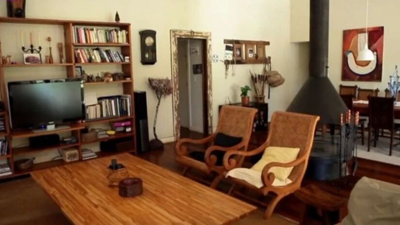 Com uma arquitetura rústica, a casa possui estrutura de madeira aparente, ambientes amplos e uma vista privilegiada para a vegetação.