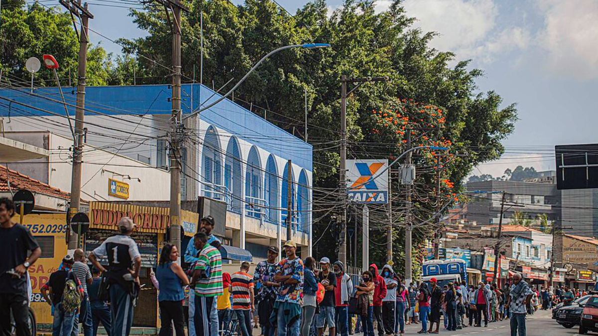 Mesmo sem acertar as seis dezenas, milhares de apostadores sonham com os rendimentos milionários do prêmio acumulado