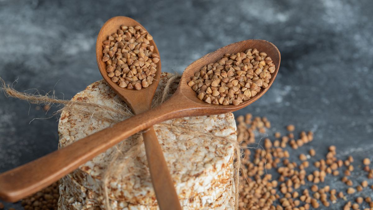 As sementes possuem sabor forte e levemente amargo, sendo comuns em misturas de temperos, chás e receitas indianas