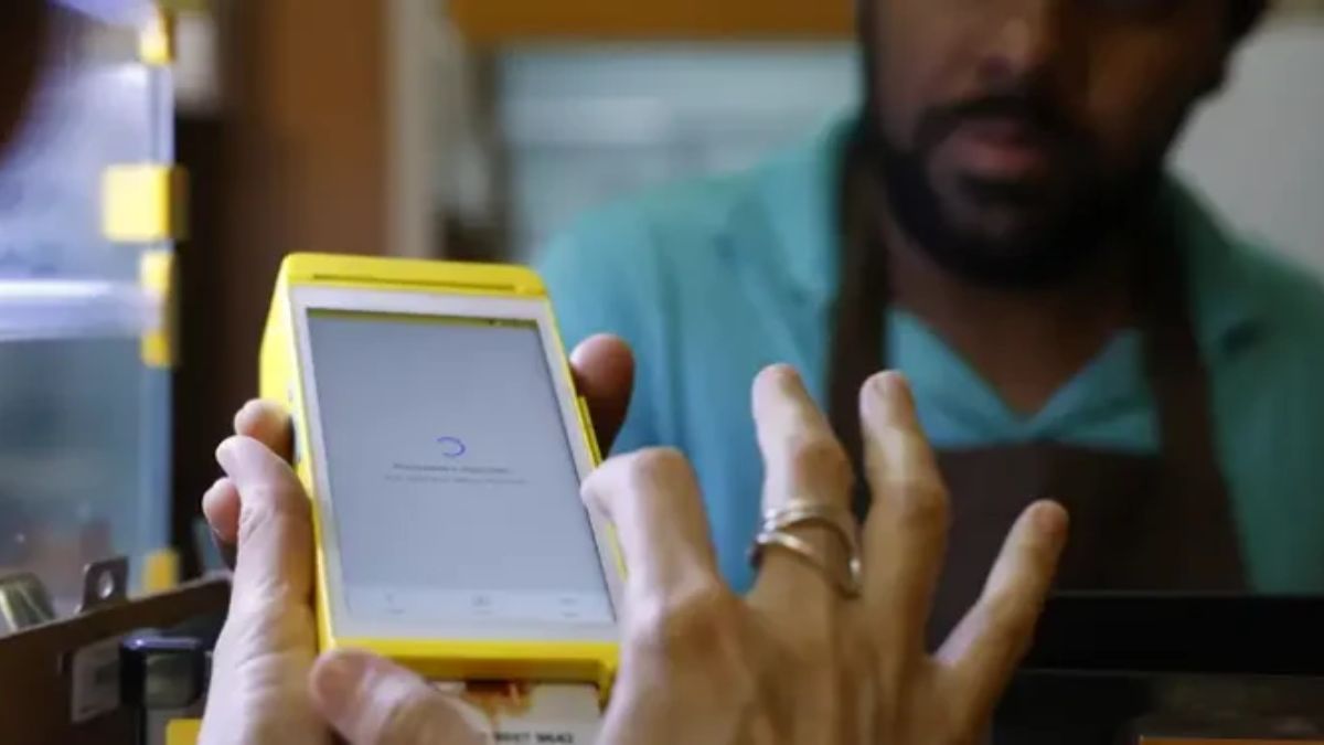A tecnologia no VA hoje permite pagamentos por aproximação e acompanhamento do saldo em tempo real por aplicativos. Fernando Frazão/Agência Brasil