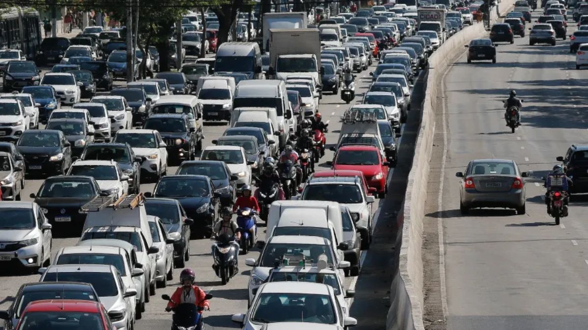 O desafio da mobilidade urbana: frotas cada vez maiores pressionam a infraestrutura viária das grandes capitais brasileiras. Fernando Frazão/Agência Brasil