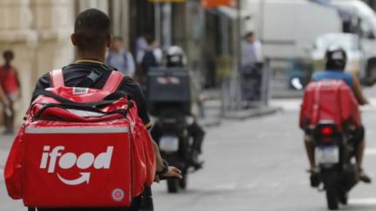 Sem o limite de 44 horas da CLT, entregadores por aplicativo estão entre os que mais esticam a jornada para garantir a renda do mês. Fernando Frazão/Agência Brasil