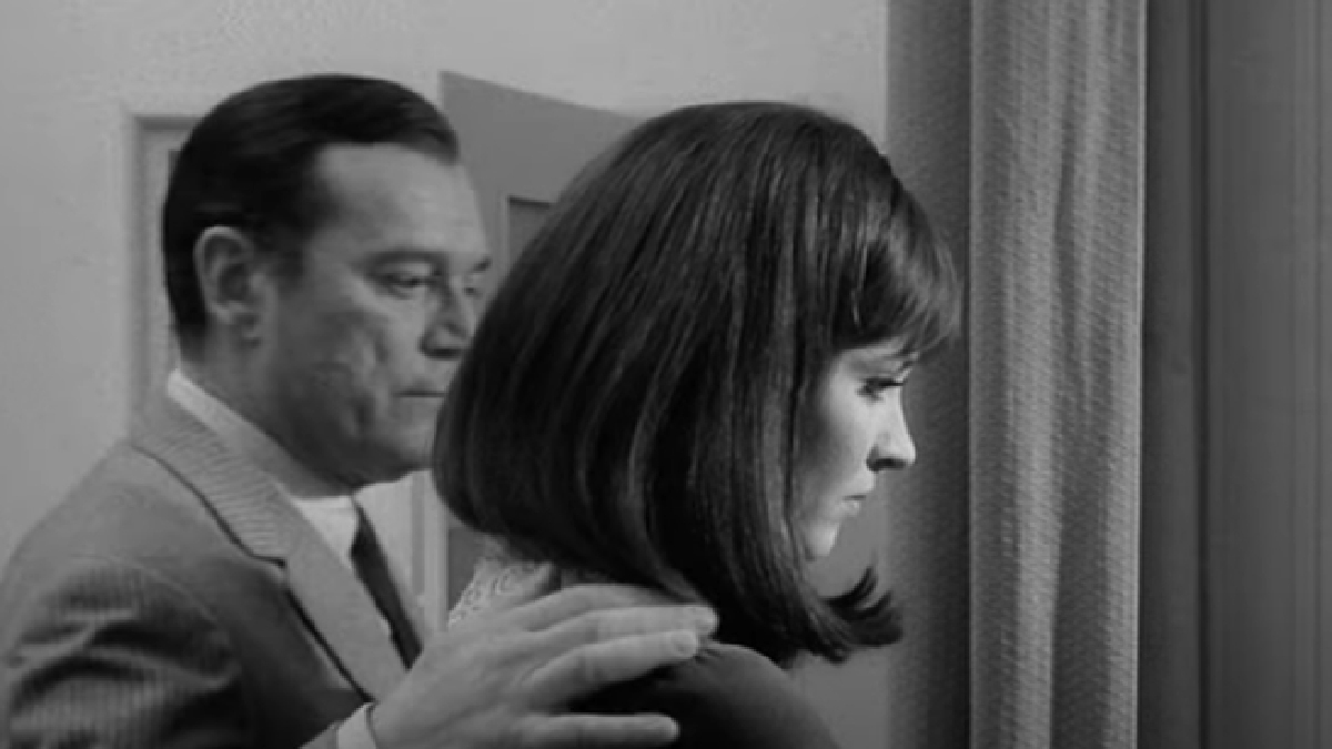 O clássico do cinema francês retrata uma distopia sobre uma cidade futurista de arquitetura modernista, marcada por prédios quadrados e escadarias de concreto - (Reprodução)