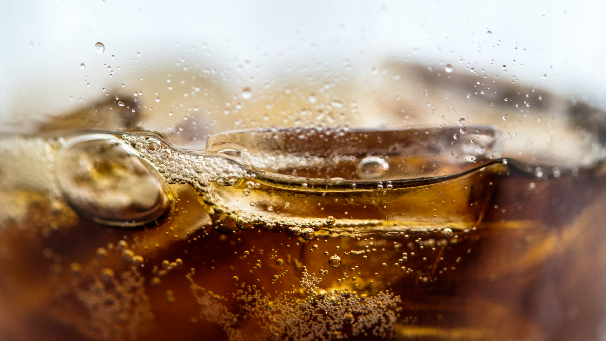 Bebidas sem açúcar estão entre os produtos mais consumidos por quem busca reduzir calorias (Foto: Freepik)