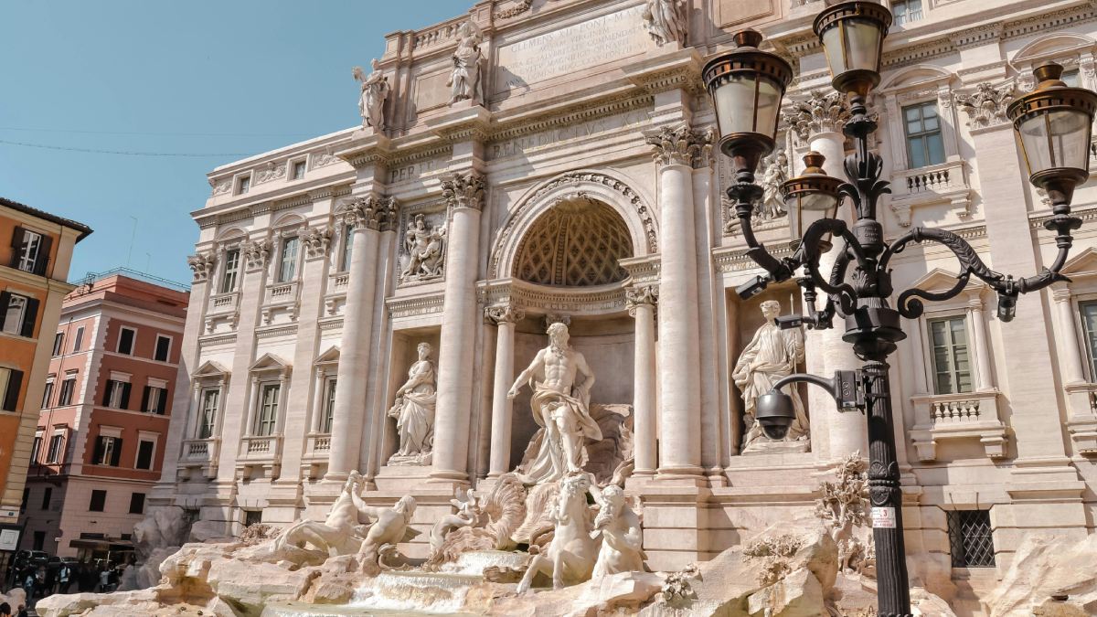 Infelizmente, o caso está longe de ser um fato isolado. A Fontana di Trevi tem se tornado o epicentro do chamado "turismo predatório", um fenômeno alimentado pela espetacularização das experiências de viagem. (Pexels)