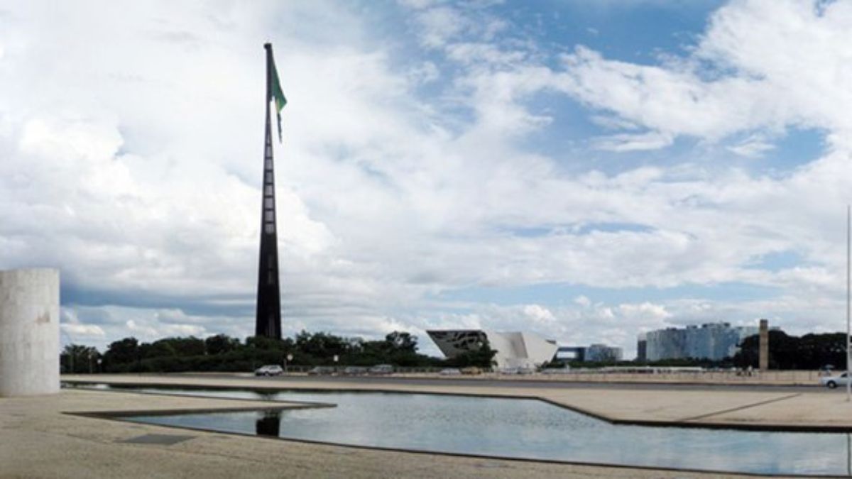 A obra na Praça dos Três Poderes não envolve apenas engenharia. Restauro artístico, acessibilidade e preservação do patrimônio elevaram o orçamento do projeto.(Foto: Iphan)