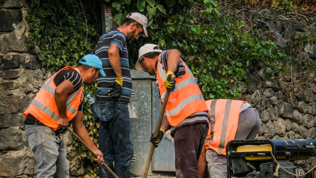 Indústria defende um modelo de transição gradual e fatiado ao longo dos anos para absorver o impacto da nova jornada de trabalho. (Foto: Isa Kahraman, Pexels)