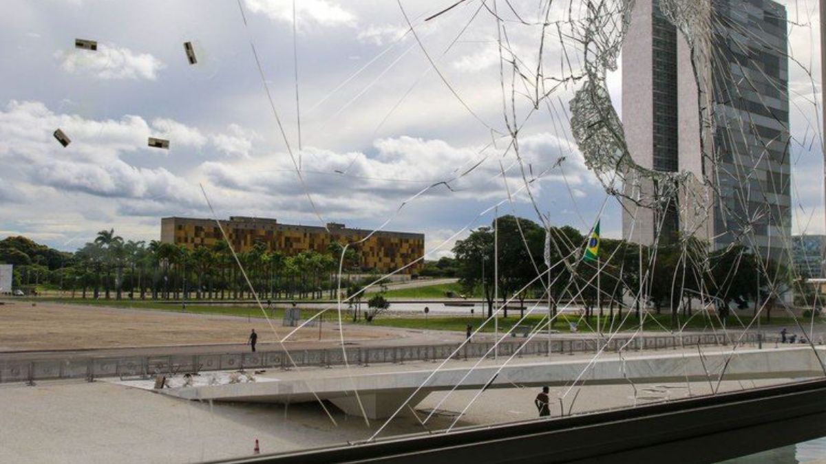 Com apoio do Novo PAC, Petrobras e BNDES, a revitalização da Praça dos Três Poderes reacende o debate sobre o uso de recursos públicos e incentivos culturais (Foto: Joedson Alves, Anadolu Agency)