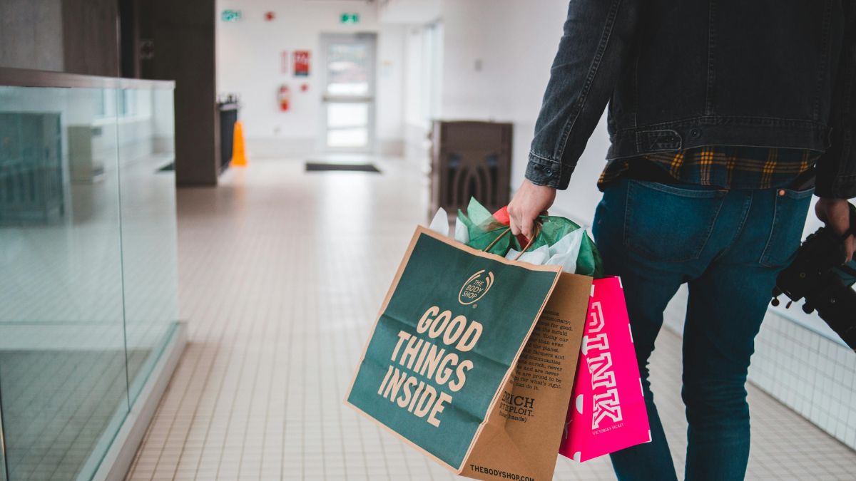 Intenção de compra recua para 65% da população em um cenário de juros restritivos e seletividade no consumo (Foto: Introspectivedsgn, Pexels)