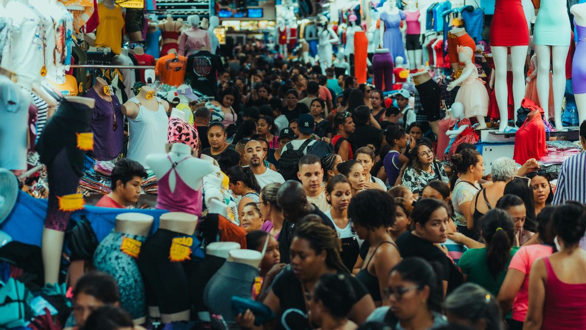 Setores do comércio e de serviços alertam para uma possível explosão de custos operacionais caso a escala 6x1 seja extinta sem compensações. (Foto: Th2city, Pexels)