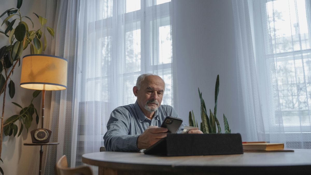 Plataforma ganha menus intuitivos e compatibilidade com leitores de tela para atender idosos e pessoas com deficiência visual. (Foto: Tima Miroshnichenko, Pexels)