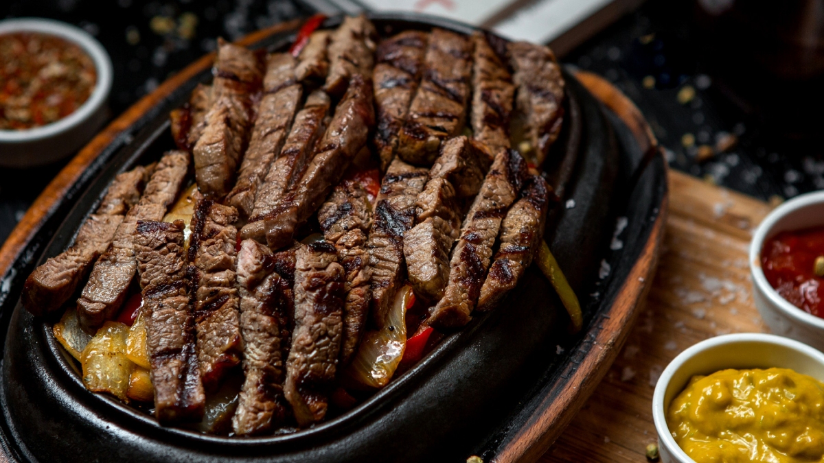 Na hora de ir ao açougue, a semelhança visual entre certos cortes de carne bovina pode pregar peças até nos consumidores mais atentos - (Kamran Aydinov/Freepik)