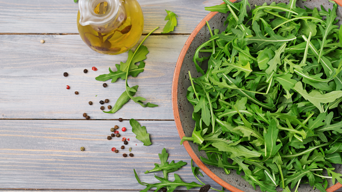 Com sabor marcante e cultivo simples, a folha se tornou destaque entre iniciantes na jardinagem