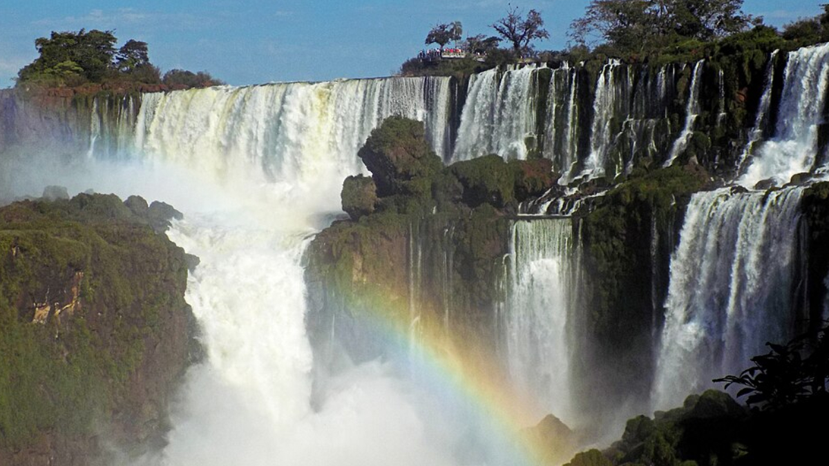 2°- Lar das Cataratas do Iguaçu, o parque impressiona turistas do mundo inteiro com quedas d'água gigantes e rica biodiversidade (Foto: Gabrielle Patitucci/ Wikimedia Commons)