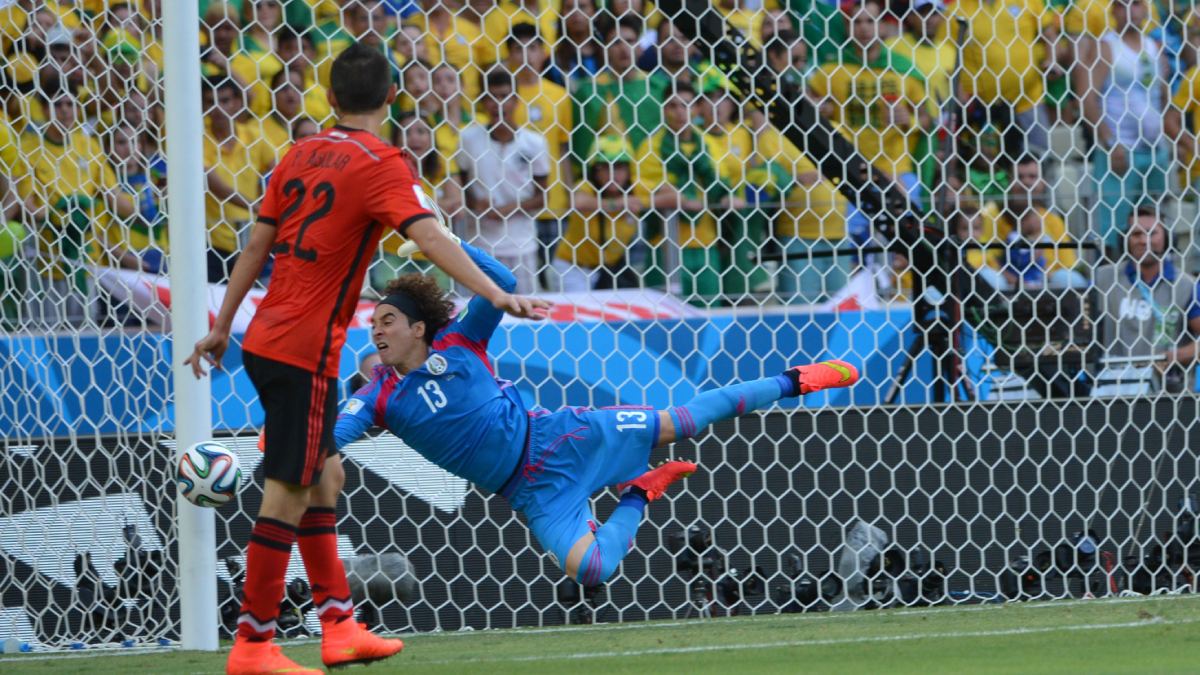 Goleiro Ochoa, do méxico, jogando a Copa do Mundo de 2014 no Brasil