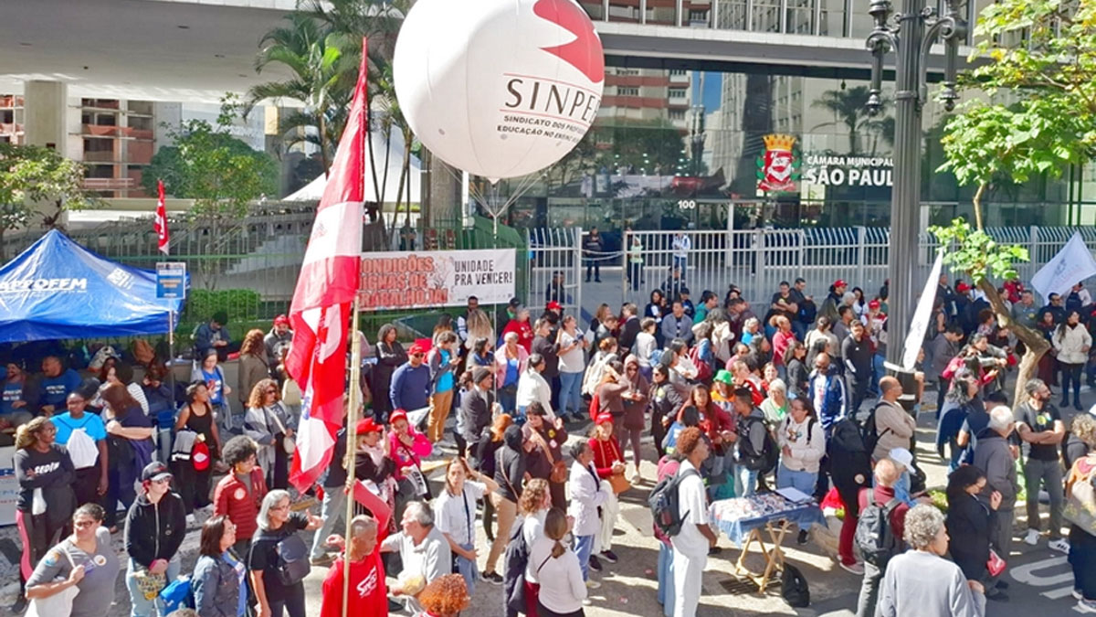 Nesta quarta-feira (13/05), professores realizam manifestação e assembleia em frente à Prefeitura de São Paulo, às 14h, para discutir os próximos passos da paralisação. Divulgação/Graça Donegati/Sinpeem
