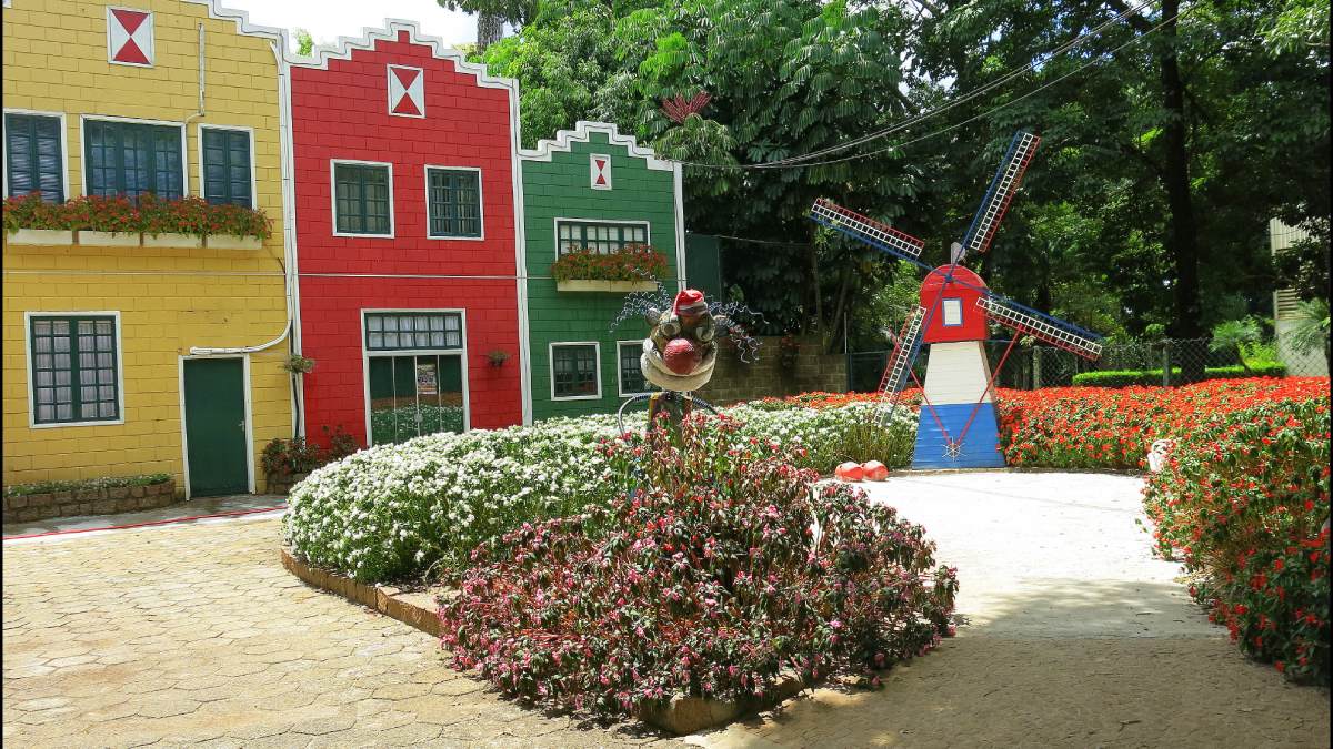 Conhecida como a "cidade das flores", Holambra traz uma arquitetura europeia (principalmente holandesa) para o interior paulista a 130 km da capital. Foto: Wikimedia Commons