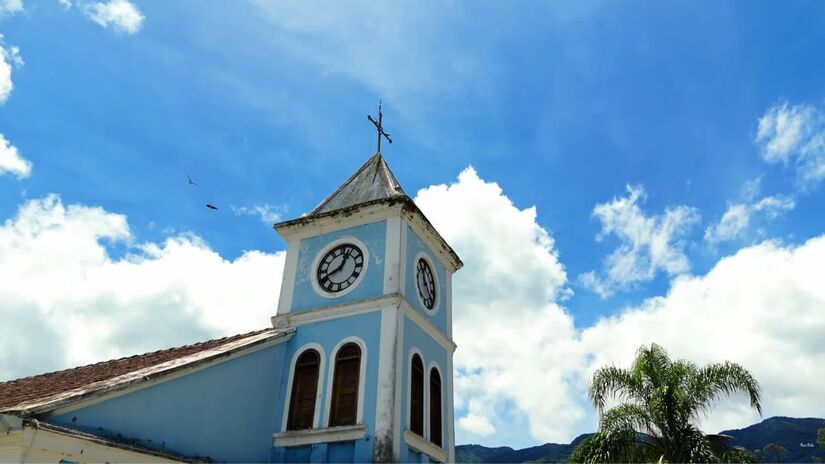 Com um ritmo mais calmo e atmosfera de vila pequena, o vilarejo convida o turista a desacelerar e esquecer a rotina. Foto: Reprodução/Youtube