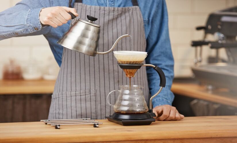O café coado é o favorito de muitas famílias, principalmente quando preparado na hora (Foto: Magnific)
