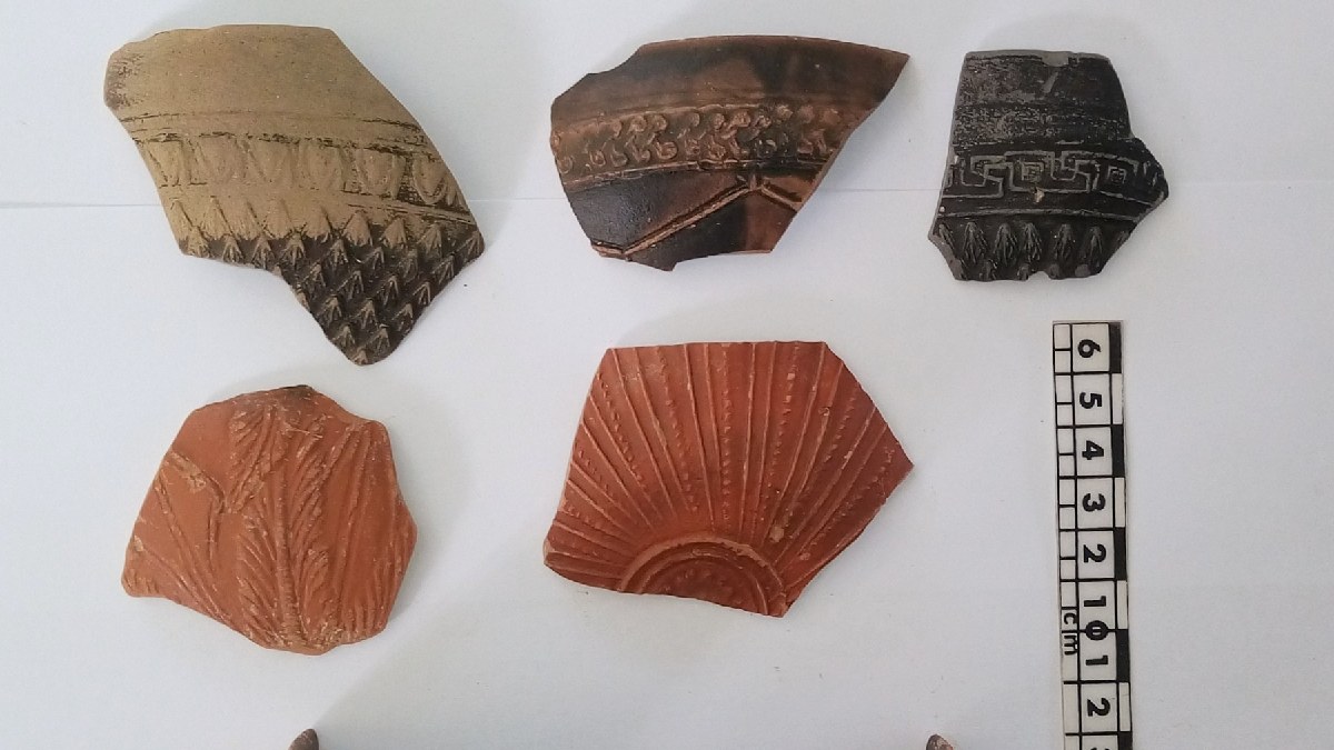 Seleção de fragmentos de cerâmica de diversas categorias do período Neolítico Final (Foto: Chr. Marambea / Ministério da Cultura da Grécia)