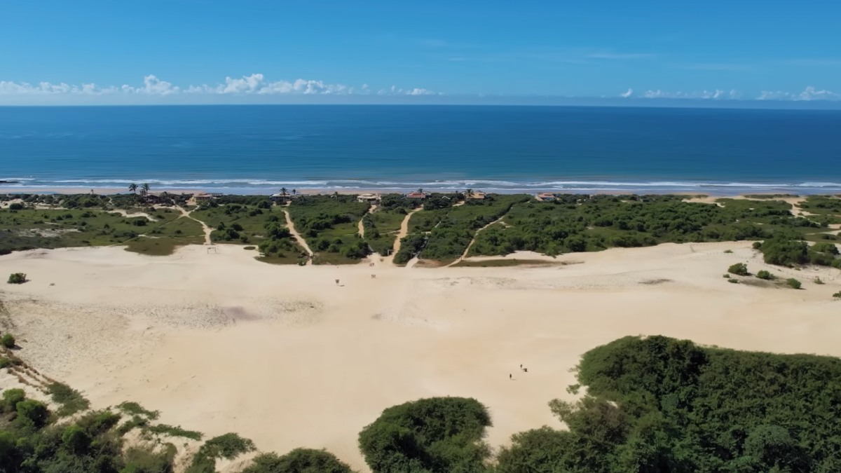 Itaúnas: dunas douradas, praias preservadas e o tradicional forró pé de serra fazem do vilarejo um destino único. Foto: Reprodução/YT