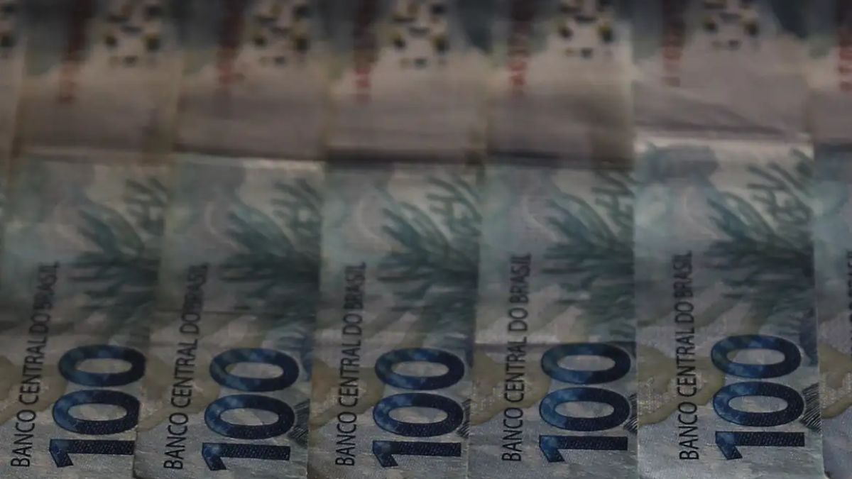 Valores significativos recebidos via rescisão contratual podem obrigar o cidadão a declarar o Imposto de Renda, mesmo que ele não atinja o teto de rendimentos tributáveis. A regra visa garantir a transparência patrimonial. José Cruz/Agência Brasil