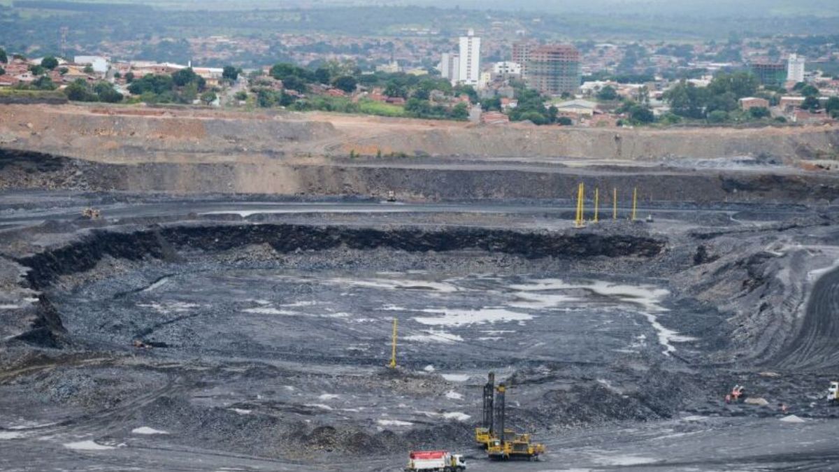 A extração de minerais em larga escala exige grandes intervenções no solo, levantando alertas sobre a proteção de paisagens naturais em Goiás. José Cruz/Agência Brasil