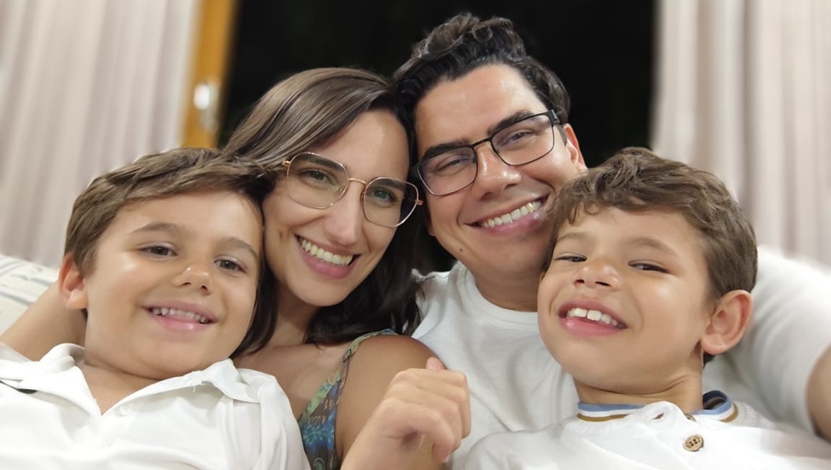 Aline ao lado da família/Arquivo familiar