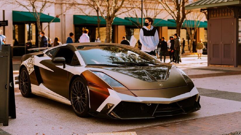 Se a paixão for velocidade, o prêmio é suficiente para adquirir uma frota inteira. Daria para comprar cerca de 50 Ferraris ou Lamborghinis zero quilômetro, avaliadas em R$ 4 milhões cada - (Adrian Newell/Pexels)