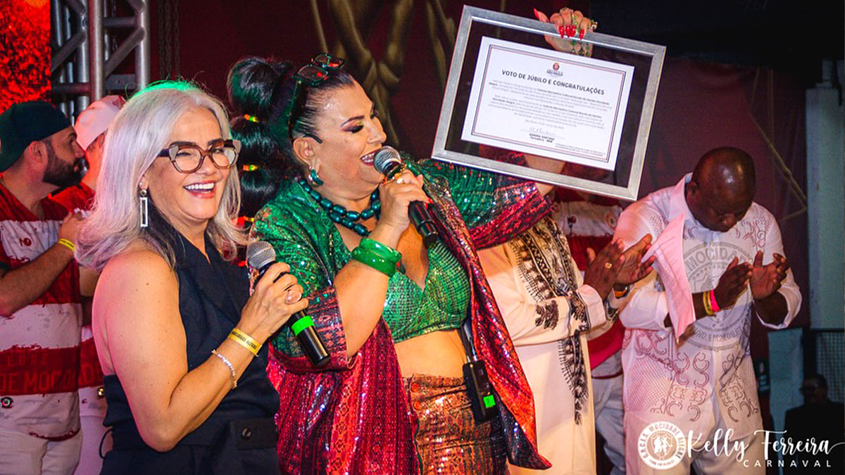 Presidente Solange Cruz (com quadro na mão) durante Festa da Vitória da Mocidade Alegre, em São Paulo.