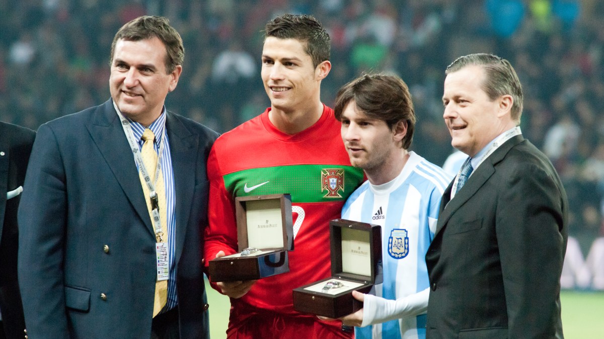 Os "Goats". Lionel Messi e Cristiano Ronaldo recebendo prêmios em 2011.
