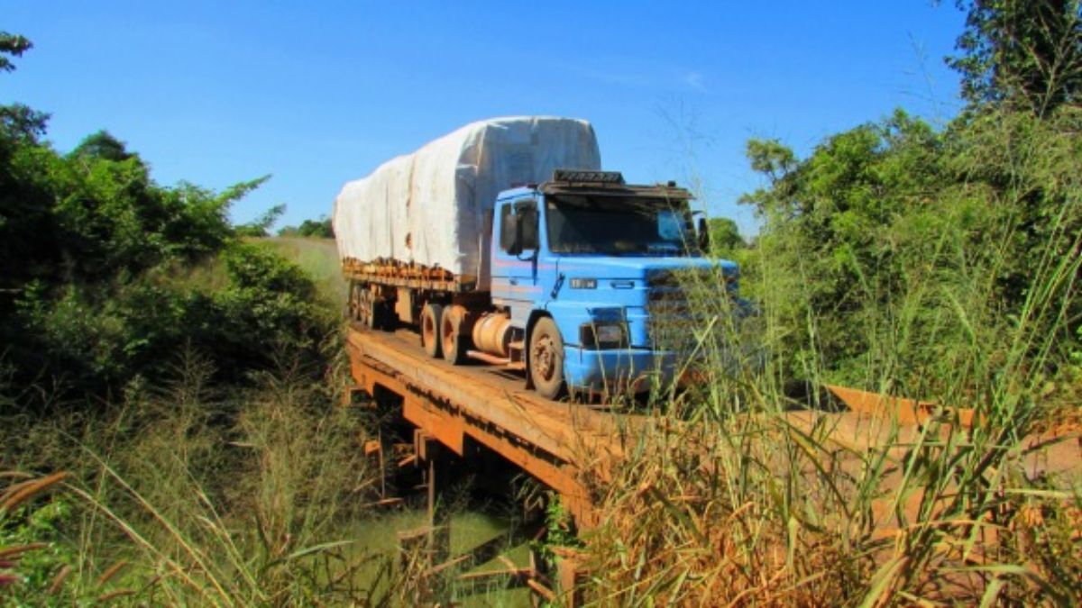Enquanto algumas regiões ostentam infraestrutura moderna, muitos trechos federais ainda dependem de travessias de madeira que datam de décadas passadas. Lúcio Vaz/Congresso em Foco